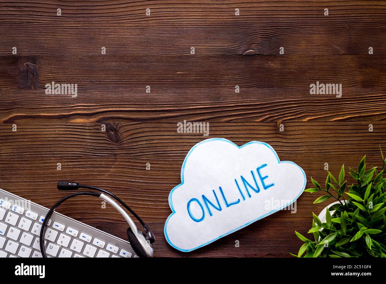 Concetto di networking online. Vista dall'alto del desktop Office Foto Stock