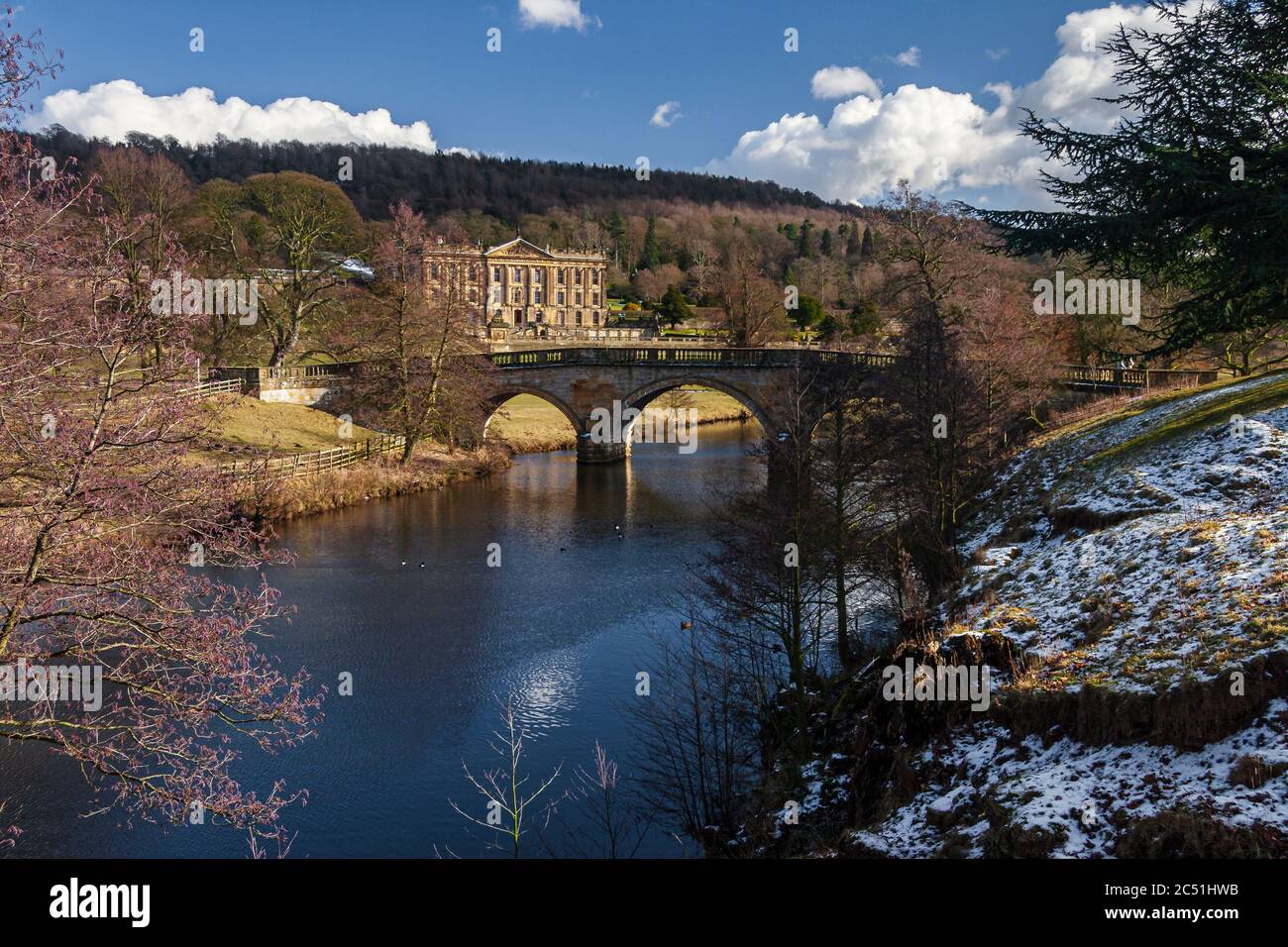 Chatsworth House e il fiume Derwent, Chatsworth station wagon, Derwent Valley, il Parco Nazionale di Peak District, Derbyshire, Inghilterra Foto Stock