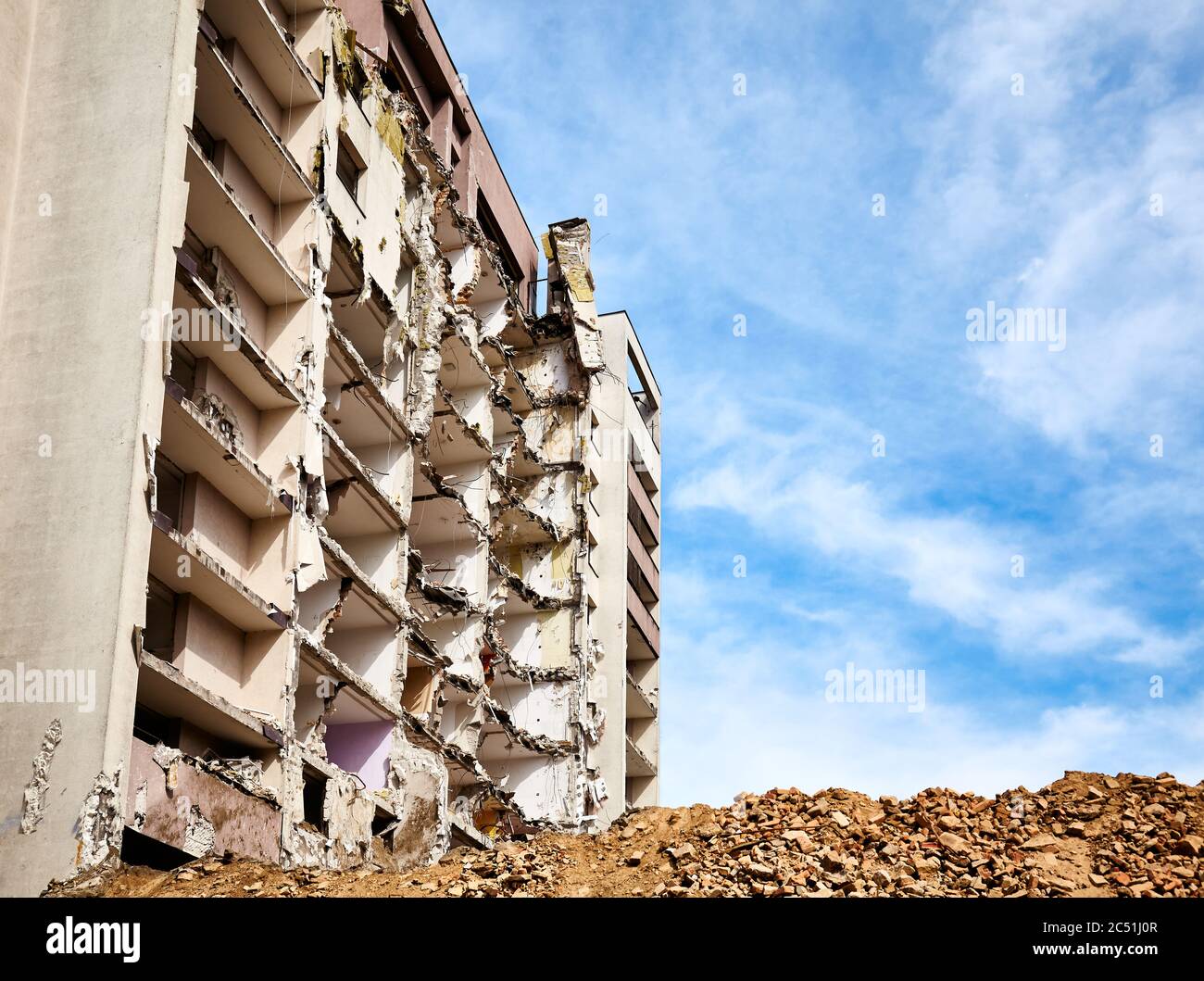 Alto edificio demolito contro il cielo blu. Foto Stock