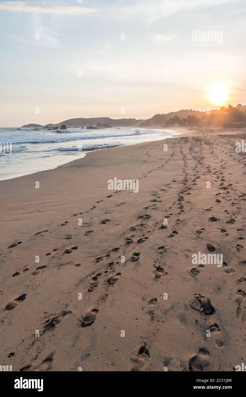 Spiaggia tropicale al tramonto sull'Oceano Pacifico Foto Stock