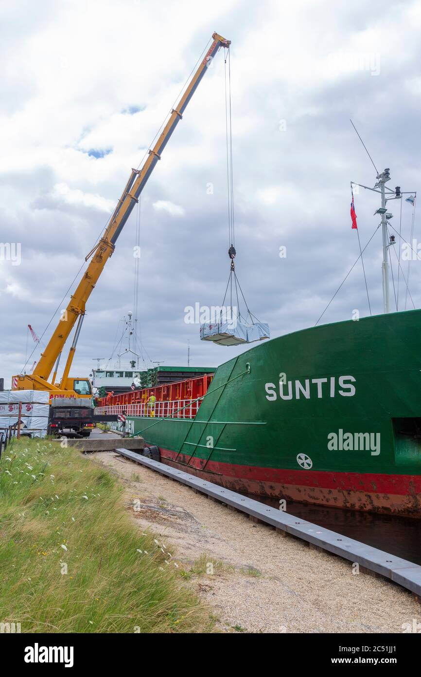 Gru nave da carico Suntis presso i commercianti di legname anglo-Norden, Wet Dock, Ipswich, Suffolk, Inghilterra, Regno Unito Foto Stock