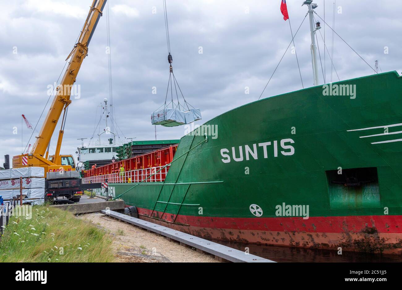 Gru nave da carico Suntis presso i commercianti di legname anglo-Norden, Wet Dock, Ipswich, Suffolk, Inghilterra, Regno Unito Foto Stock