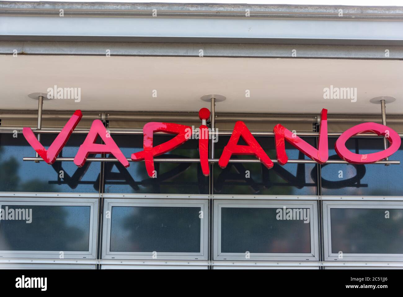 Schriftzug Vapiano der Restaurantkette gleichen namens im Hafen von Kiel Foto Stock