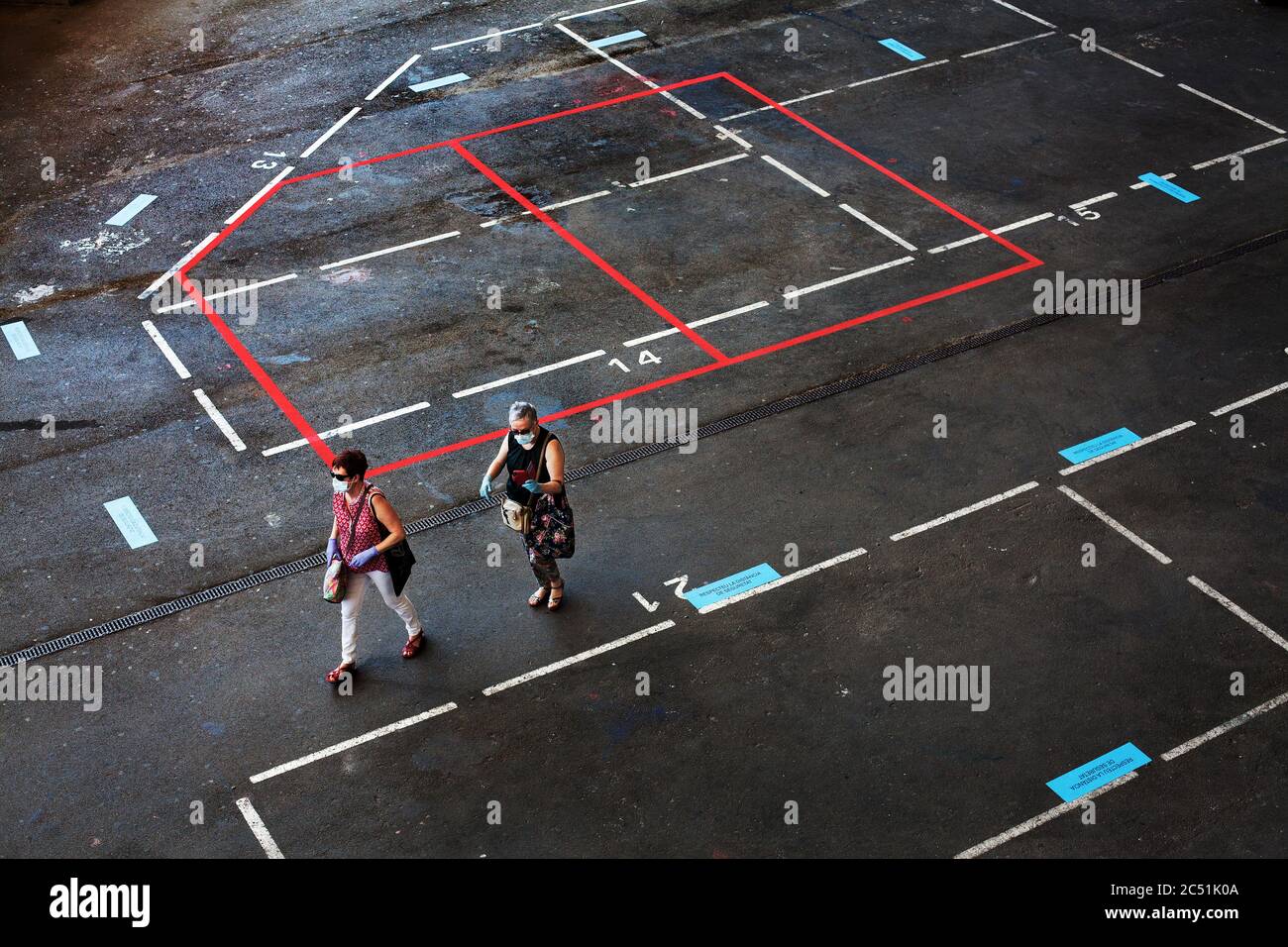 Due donne che camminano in un quasi emphone Foto Stock