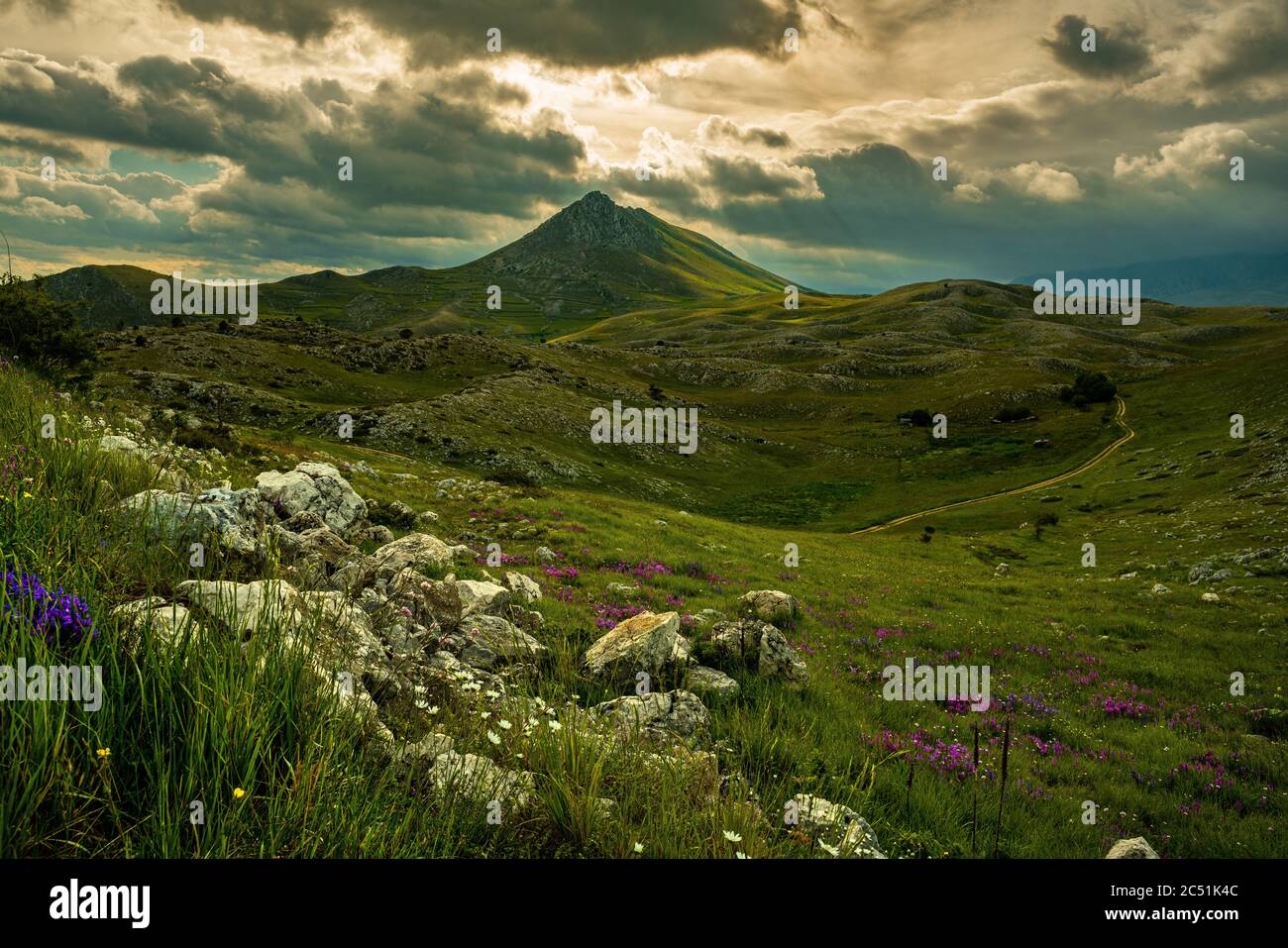 Tramonto mozzafiato sul Monte Bolza in campo Imperatore nel Parco Nazionale del Gran Sasso e dei Monti dela Laga. Abruzzo, Italia, Europa Foto Stock