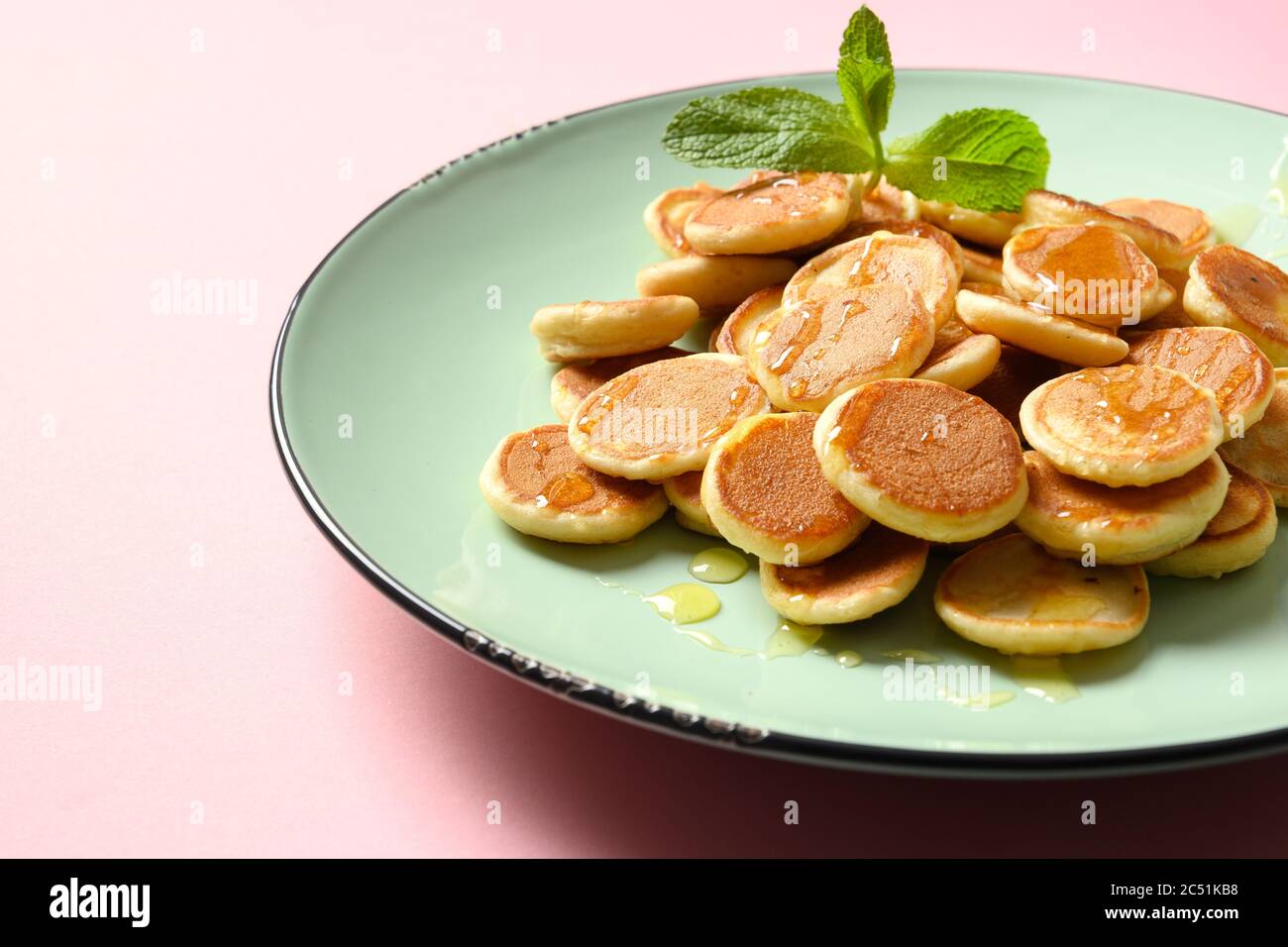 Minuscoli pancake di cereali su rosa. Gustosa colazione alla moda. Foto Stock