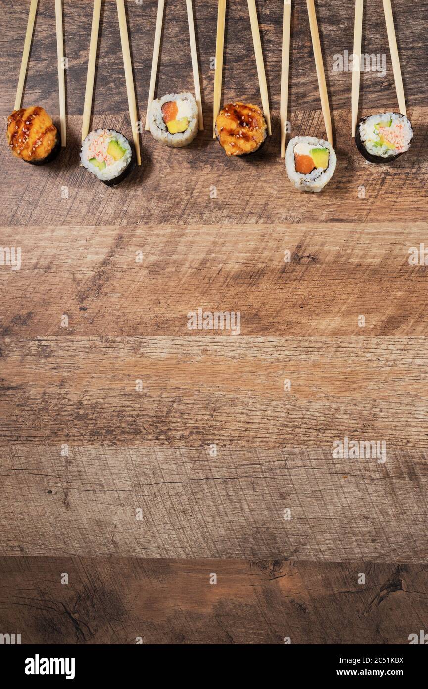 Set di bobine sushi con chissette. Inserire il testo o il logo. Foto Stock