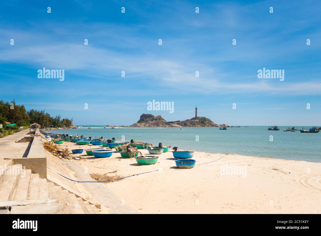 Estate con faro di Ke GA in Vietnam. Paesaggio preso dalla spiaggia con corracle e cielo blu a sud di Phan Tiet. Foto Stock