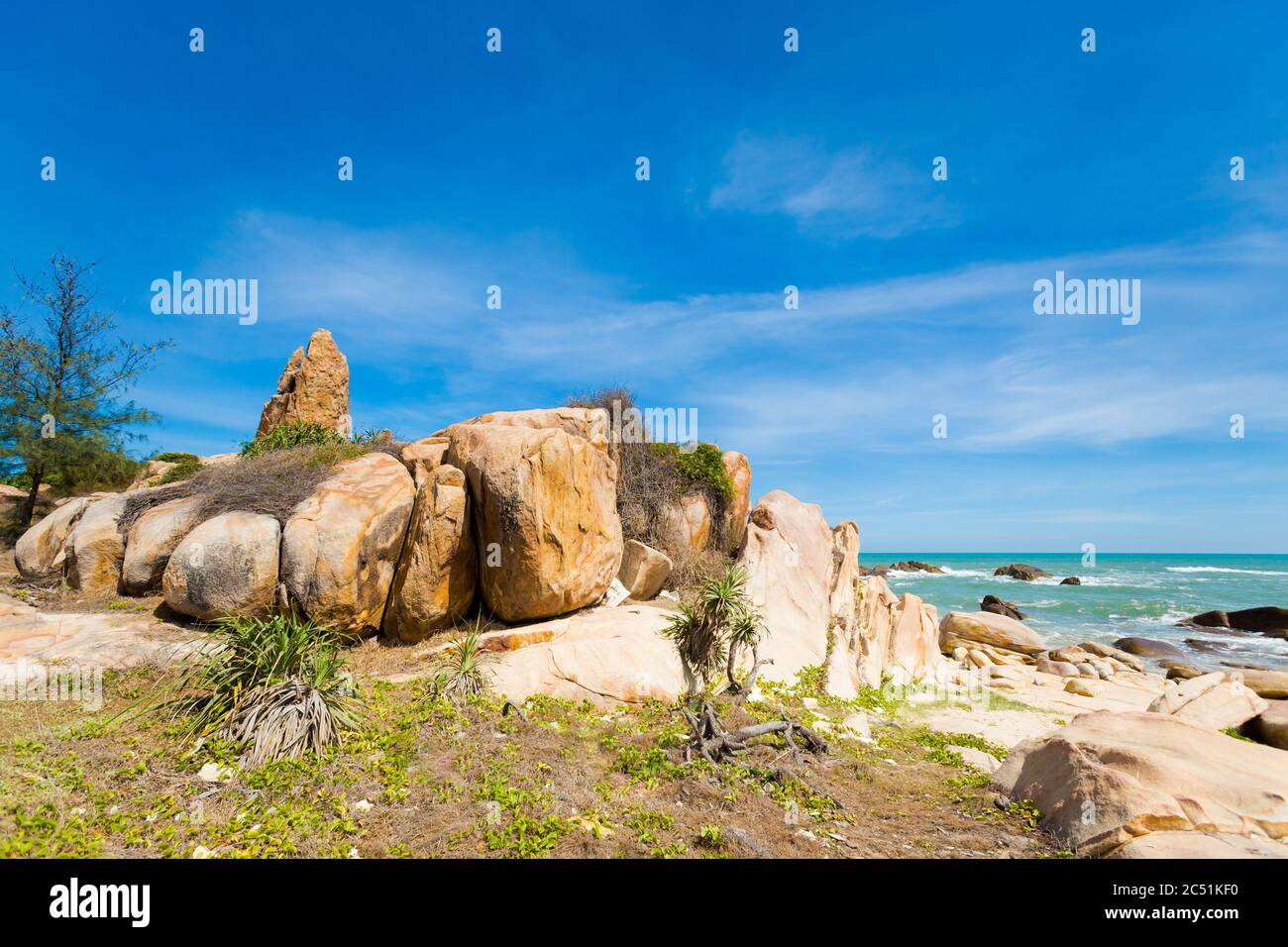 Estate con faro di Ke GA in Vietnam. Paesaggio preso dalla spiaggia con cielo blu a sud di Phan Tiet. Foto Stock