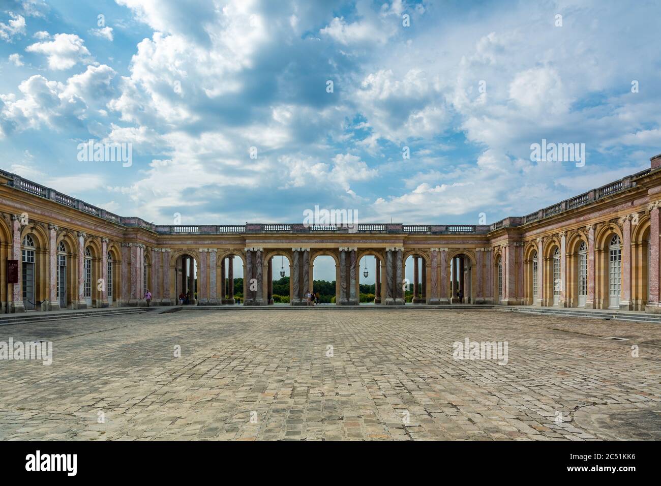 Versailles, Francia - 27 agosto 2019 : splendida vista panoramica del cortile in ciottoli e del colonnato riparato che collega le due ali del Th Foto Stock