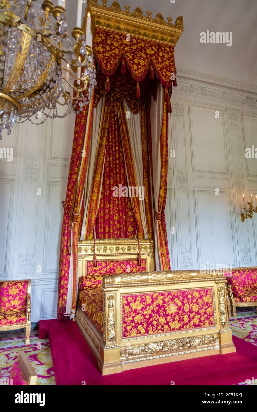 Versailles, Francia - 27 agosto 2019 : Camera da letto all'interno del grande Palazzo Trianon situato nella parte nord-occidentale del dominio di Versailles. Era il Foto Stock