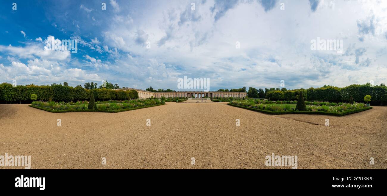 Versailles, Francia - 27 agosto 2019 : il grande Trianon, piccolo marmo rosa e palazzo in porfido con deliziosi giardini alla Reggia di Versailles. Foto Stock