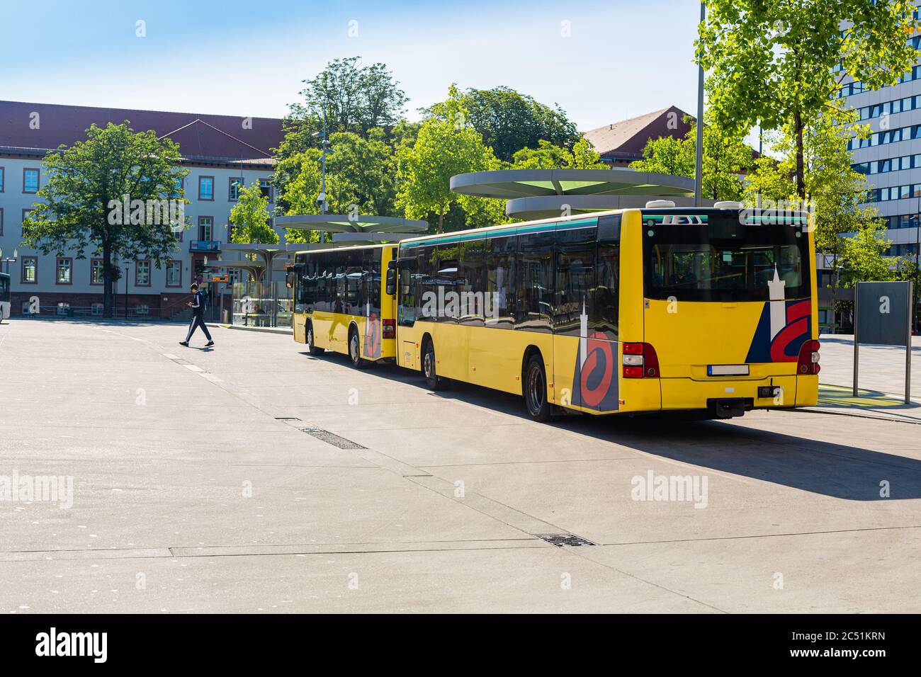 Autobus gialli. Trasporti pubblici in Germania. Ultima stazione. Estate in città. Autobus parcheggiati. Foto Stock