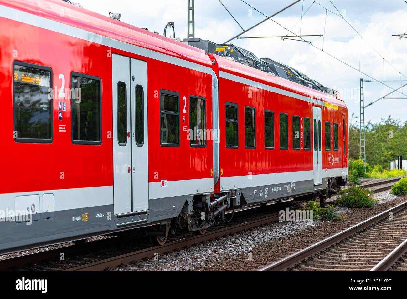 Coblenza Germania, 22 giugno 2020. Un treno elettrico per passeggeri appartenente alla compagnia Deutsche Bahn AG, che arriva ad una piccola stazione ferroviaria di Coblenza i. Foto Stock
