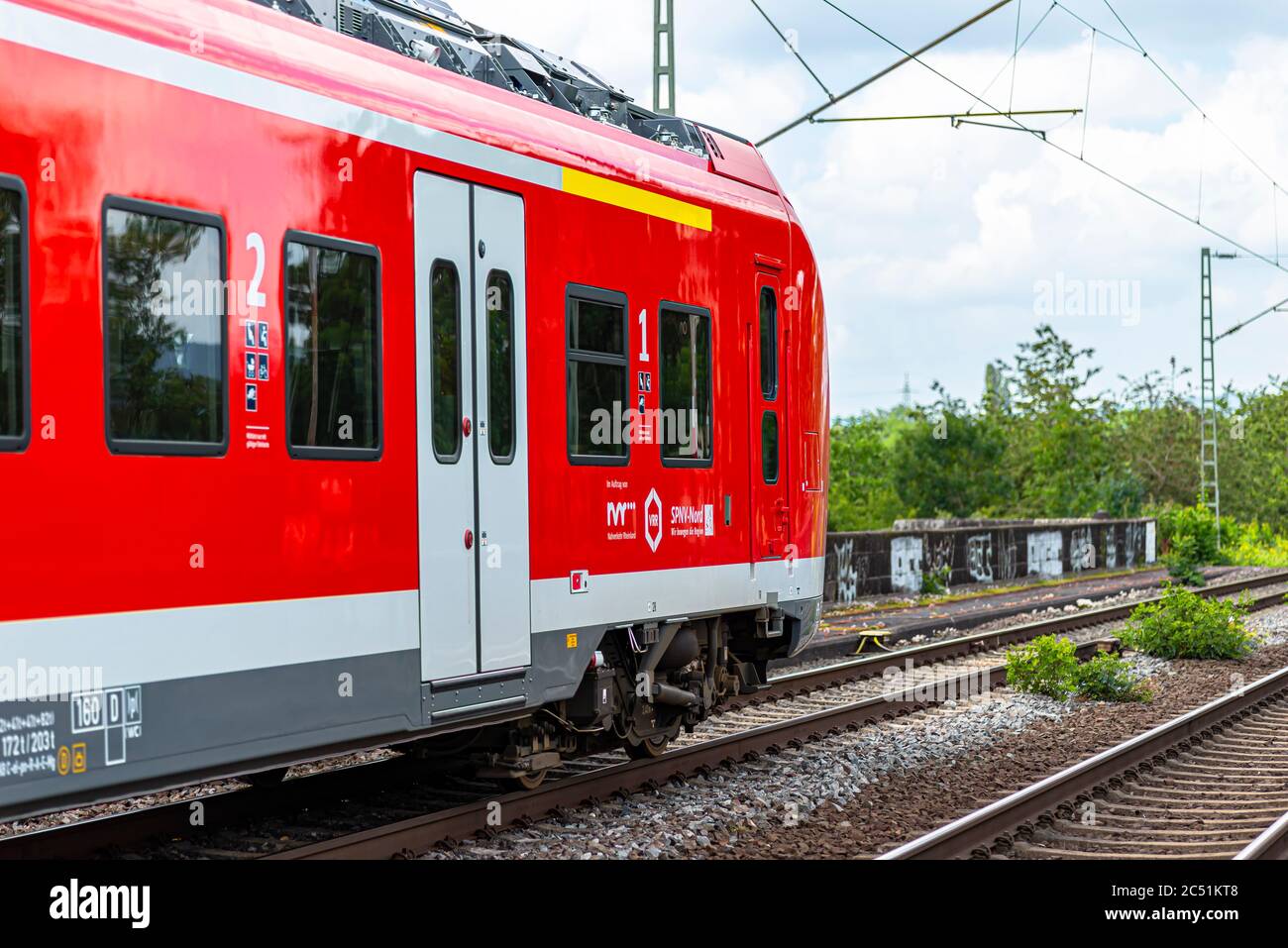 Coblenza Germania, 22 giugno 2020. Un treno elettrico per passeggeri appartenente alla compagnia Deutsche Bahn AG, che arriva ad una piccola stazione ferroviaria di Coblenza i. Foto Stock