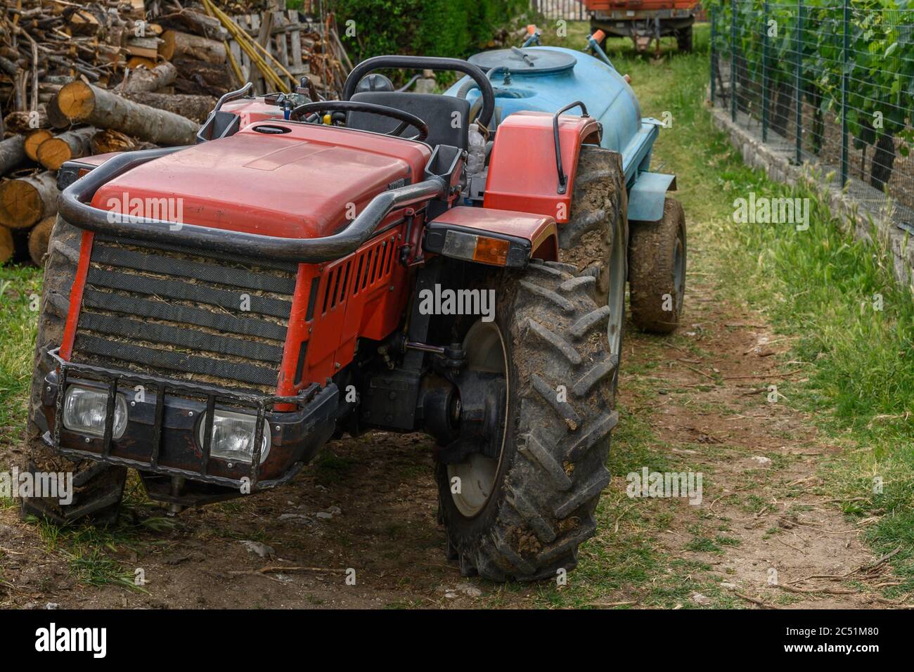 Trattore rosso in un agriturismo italiano Foto Stock