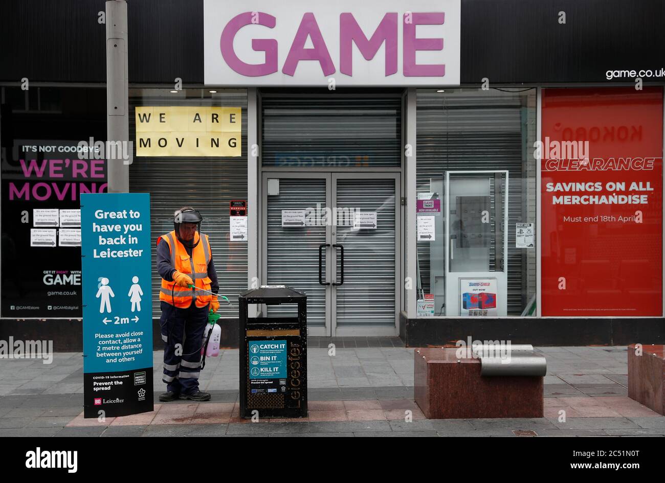 Leicester, Leicestershire, Regno Unito. 30 giugno 2020. Un lavoratore pulisce i mobili di strada fuori un negozio chiuso di gioco dopo che il governo ha imposto il UkÕs primo coronavirus locale blocco. Il segretario alla salute Matt Hancock ha dichiarato che la città di Òthe ha avuto il 10% di tutti i casi positivi di Covid-19 nel paese nel corso della settimana scorsa. Credit Darren Staples/Alamy Live News. Foto Stock