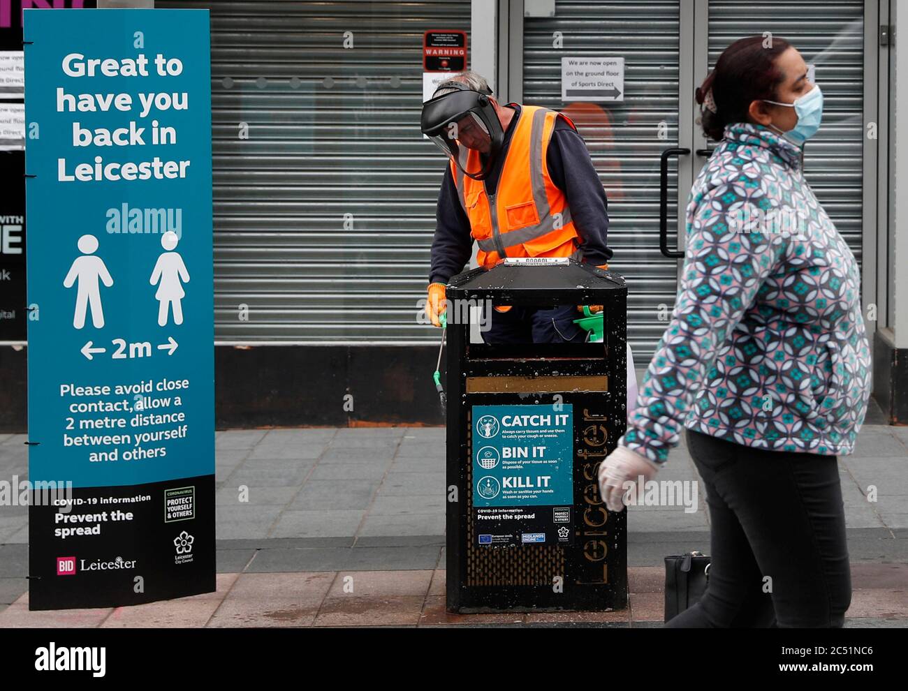 Leicester, Leicestershire, Regno Unito. 30 giugno 2020. Un lavoratore pulisce i mobili di strada fuori un negozio chiuso di gioco dopo che il governo ha imposto il UkÕs primo coronavirus locale blocco. Il segretario alla salute Matt Hancock ha dichiarato che la città di Òthe ha avuto il 10% di tutti i casi positivi di Covid-19 nel paese nel corso della settimana scorsa. Credit Darren Staples/Alamy Live News. Foto Stock
