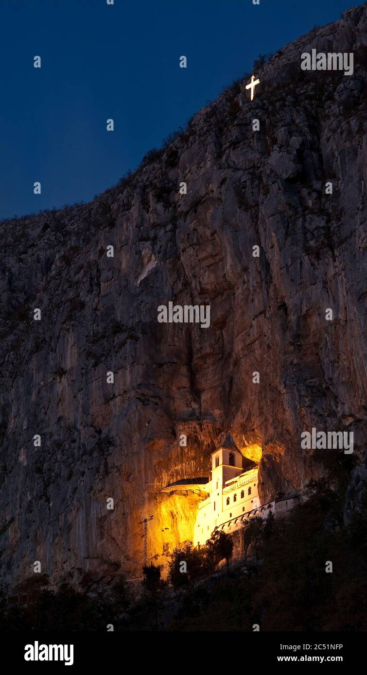 Ostrog monastero, il luogo di pellegrinaggio più popolare in Montenegro. Il monastero unico nella roccia. Foto Stock