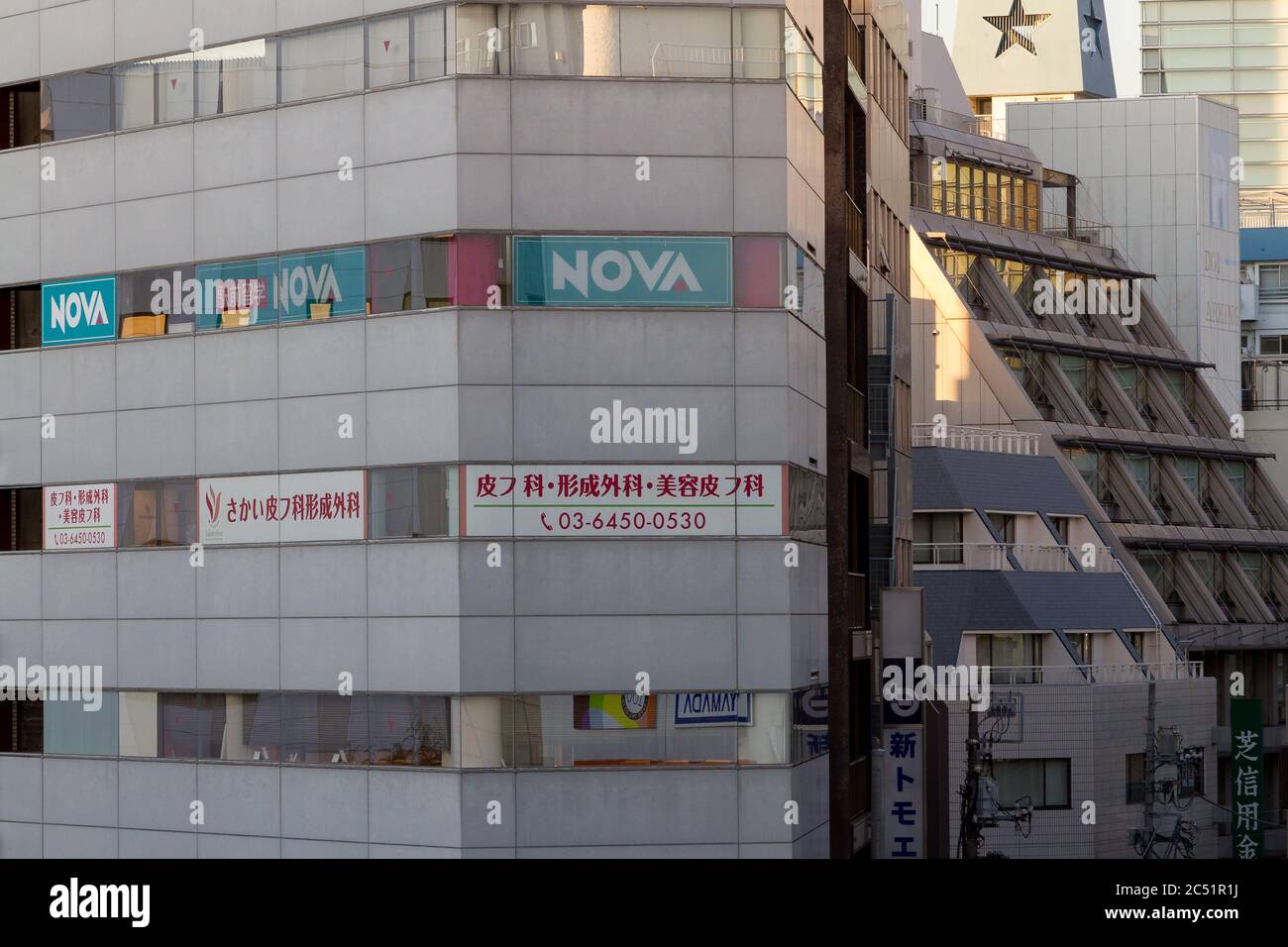 Un cartello per Nova eikaiwa (scuola di conversazione in lingua inglese) nelle finestre di un edificio a Omori, Tokyo, Giappone. Foto Stock