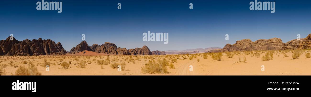 Panorama di serpente e scogliere nella valle del deserto di Wadi Rum, Giordania, Medio Oriente Foto Stock