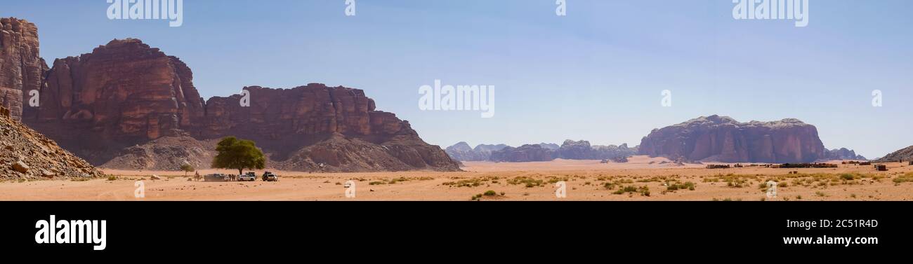 Panorama di scogliere nella valle del deserto di Wadi Rum, Giordania, Medio Oriente Foto Stock