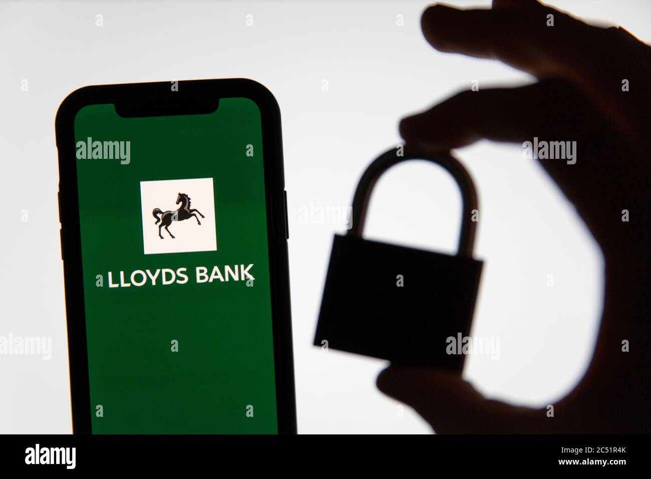 LONDRA, UK - Giugno 2020: Logo della banca Lloyds su un telefono con lucchetto di sicurezza Foto Stock