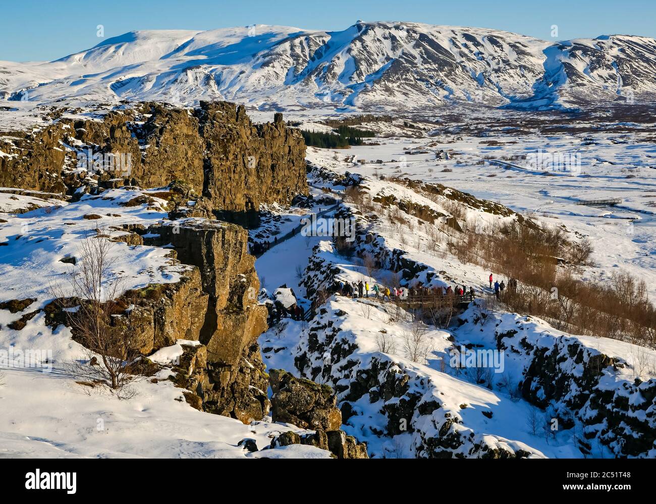 Turisti nella gola di guasto della piastra di confine del crinale medio-Atlantico con turisti in inverno, cerchio d'oro, Islanda Foto Stock