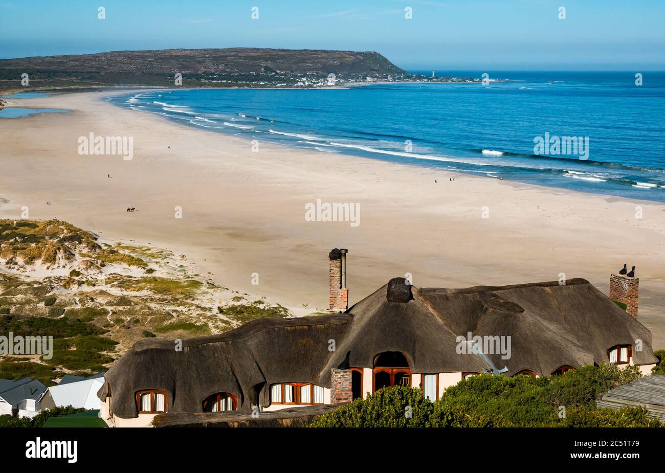 Punto panoramico che si affaccia Long Beach con casa con tetto di paglia, West Cape Peninsula, Sud Africa Foto Stock