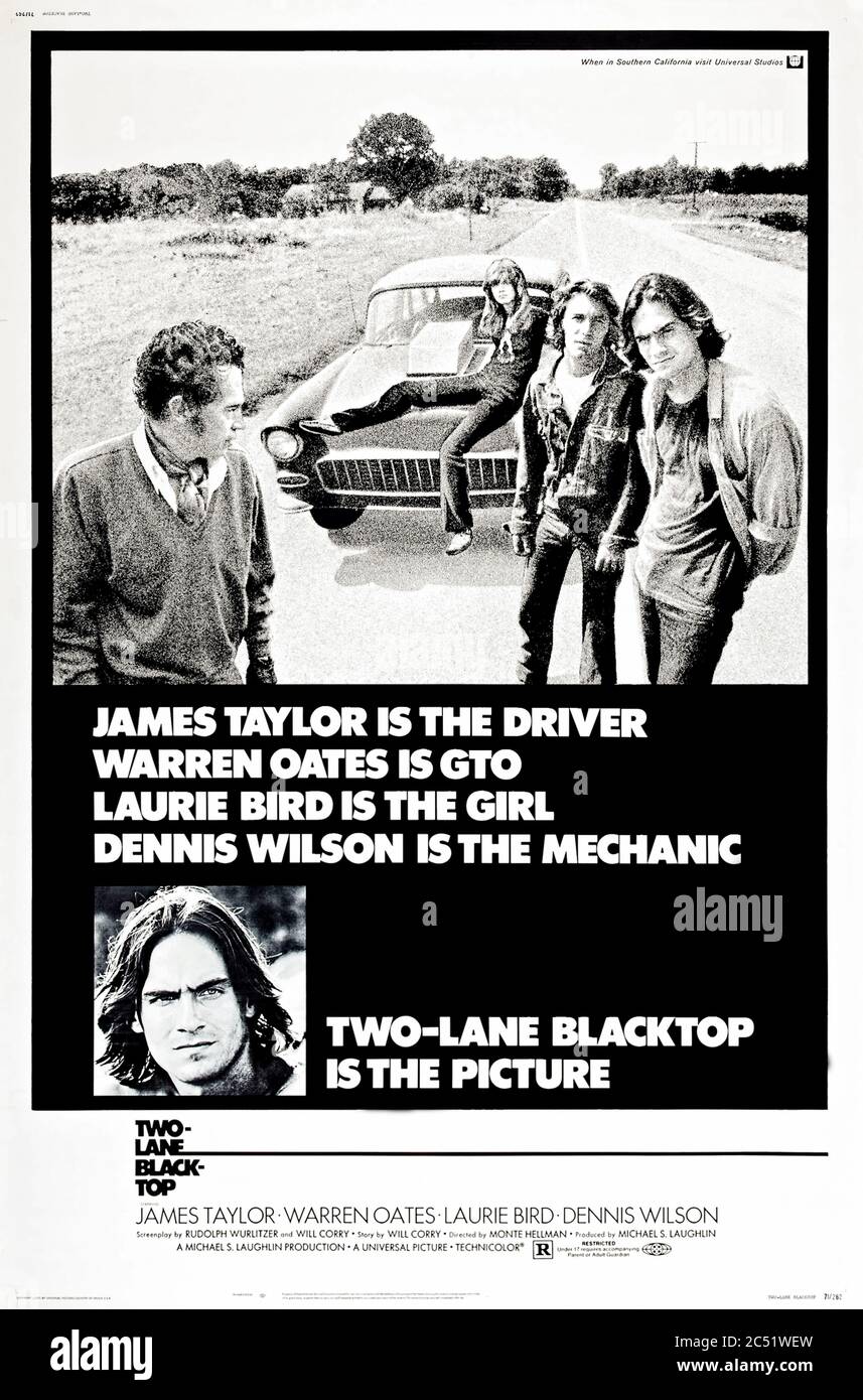 Two-Lane Blacktop (1971) diretto da Monte Hellman e interpretato da James Taylor, Warren Oates, Laurie Bird e Dennis Wilson. Un pilota e meccanico decidono di trascinare la corsa attraverso l'America sud-occidentale in una Chevy 1955 alla ricerca di altre vetture per correre lungo il percorso. Foto Stock