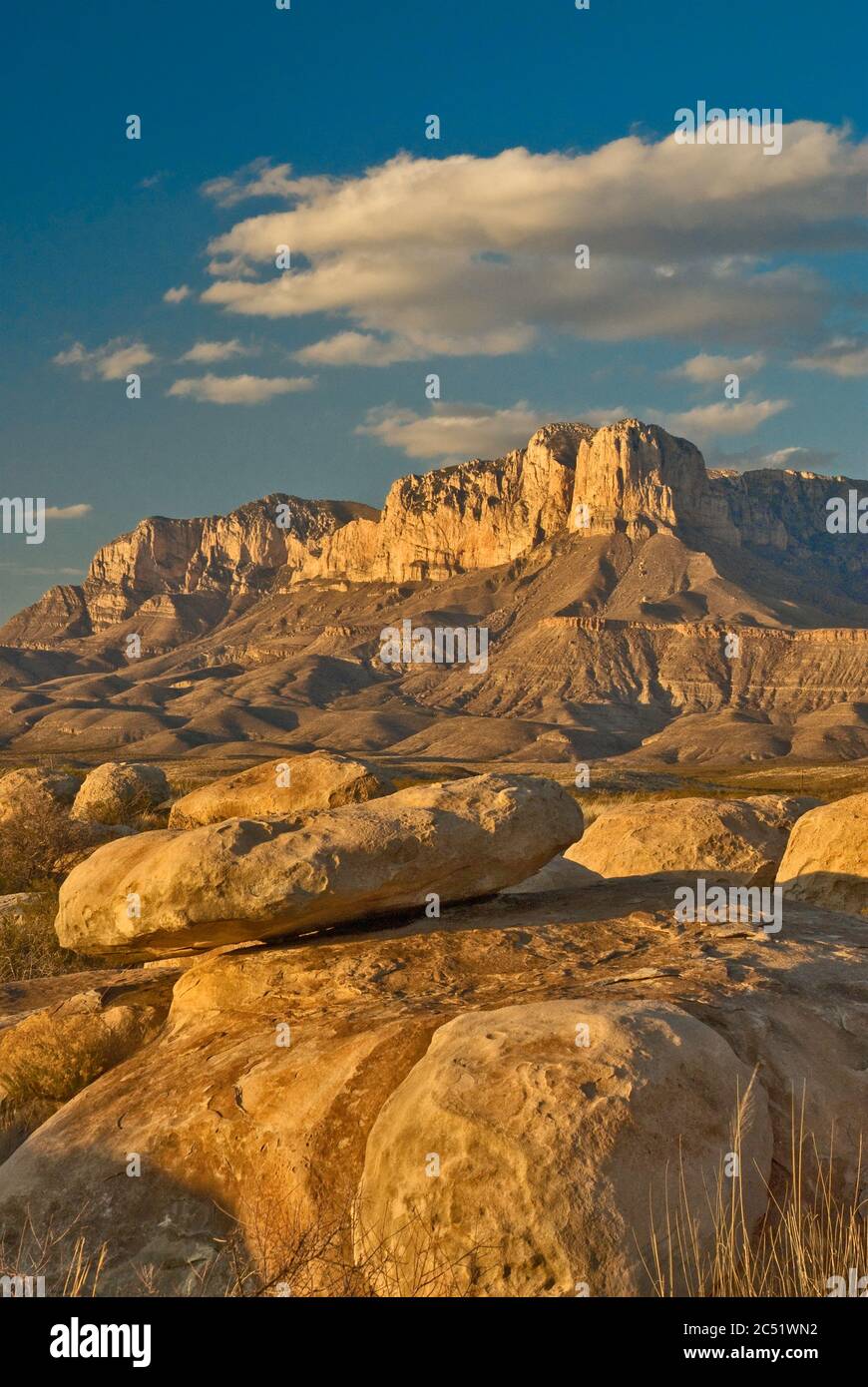 Massi calcarei, scarpata occidentale delle montagne Guadalupe al tramonto, deserto del Chihuahuan, parco nazionale delle montagne Guadalupe, Texas, USA Foto Stock