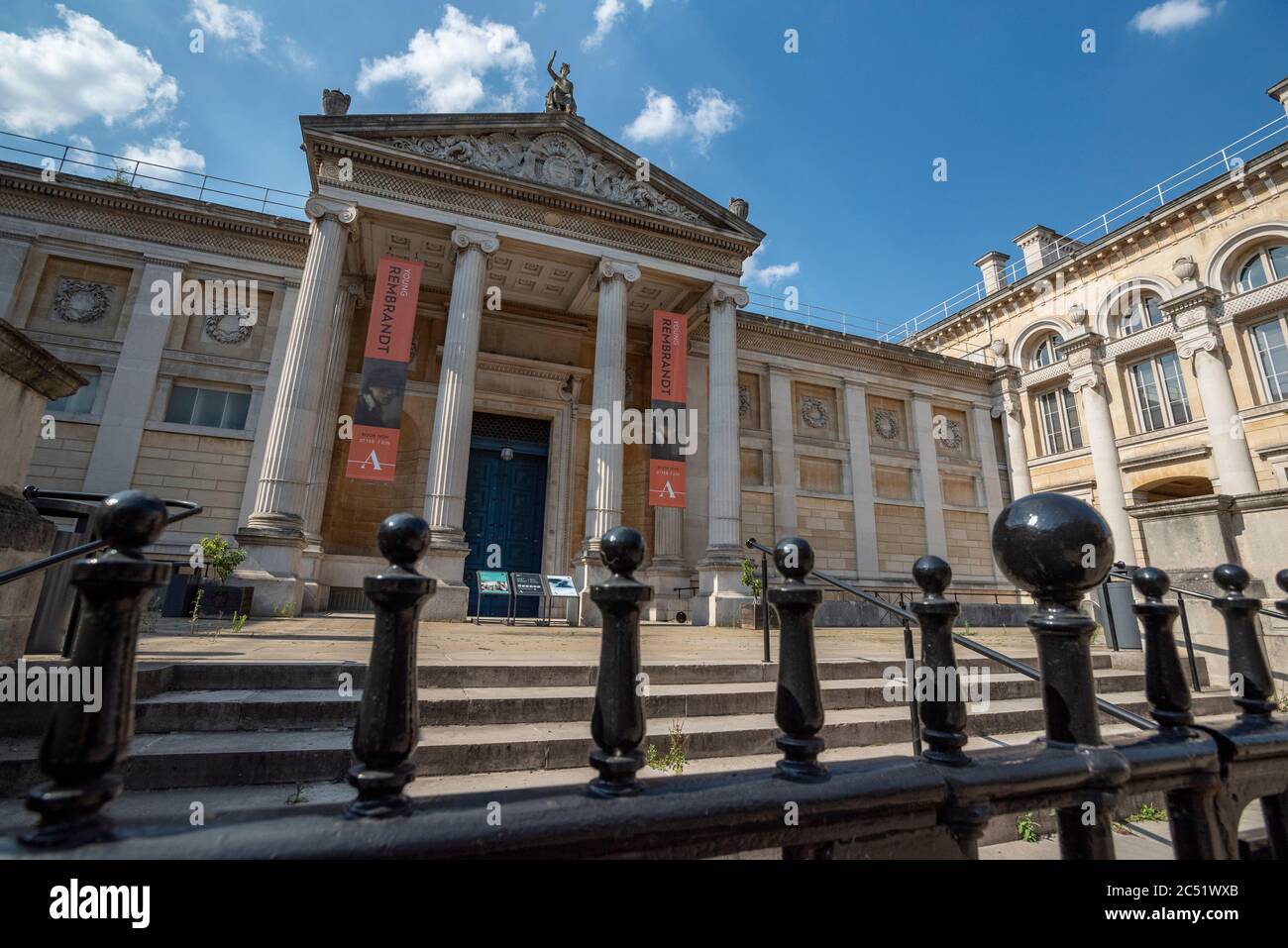 Il museo Ashmolean di Oxford rimarrà chiuso fino ad agosto, anziché riaprirsi il 4 luglio. Il museo ha molte modifiche da apportare per soddisfare le nuove linee guida di Covid. E' chiuso dal 17 marzo 2020. Foto Stock