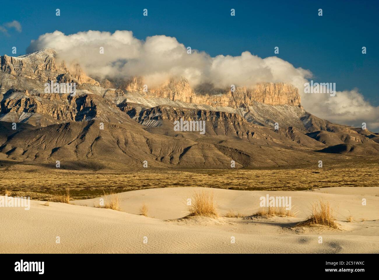 Dune di Salt Basin di fronte alla scarpata occidentale delle montagne Guadalupe innevate, tramonto, deserto di Chihuahuan, Guadalupe Mountains National Park, Texas Foto Stock