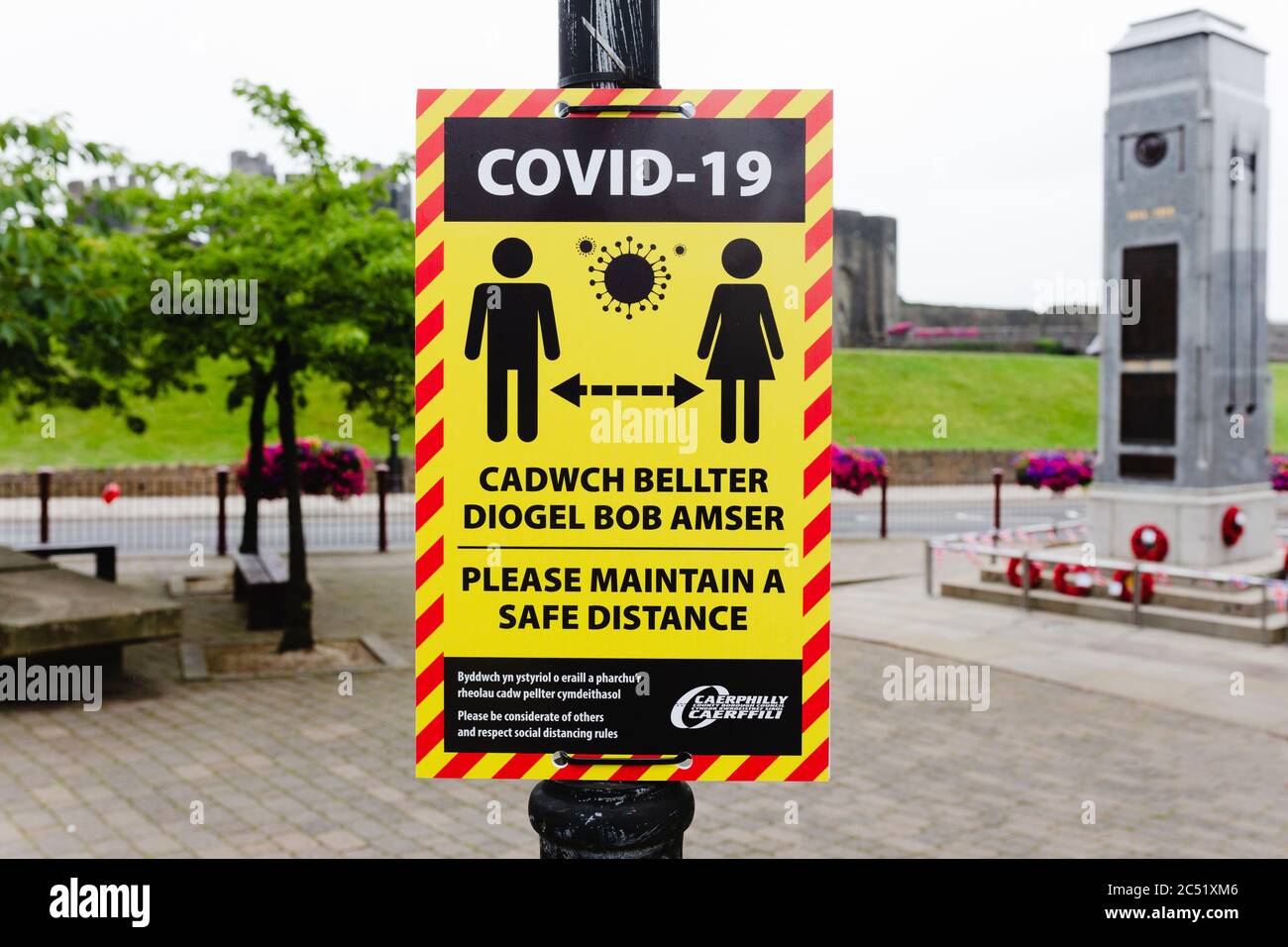 Caerphilly, Galles, Regno Unito. 30 giugno 2020. Avviso di informazione di distanza sociale del Coronavirus Covid-19 su un lampione nel centro di Caerphilly. Credit: Tracey Paddison/Alamy Live News Foto Stock