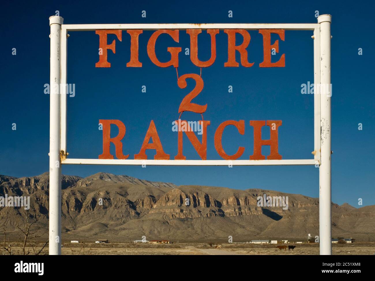 Segno presso lo storico Ranch Figura 2 nella regione di Big Bend con Sierra Diablo in lontananza, deserto di Chihuahuan, vicino a Van Horn, Texas, Stati Uniti Foto Stock