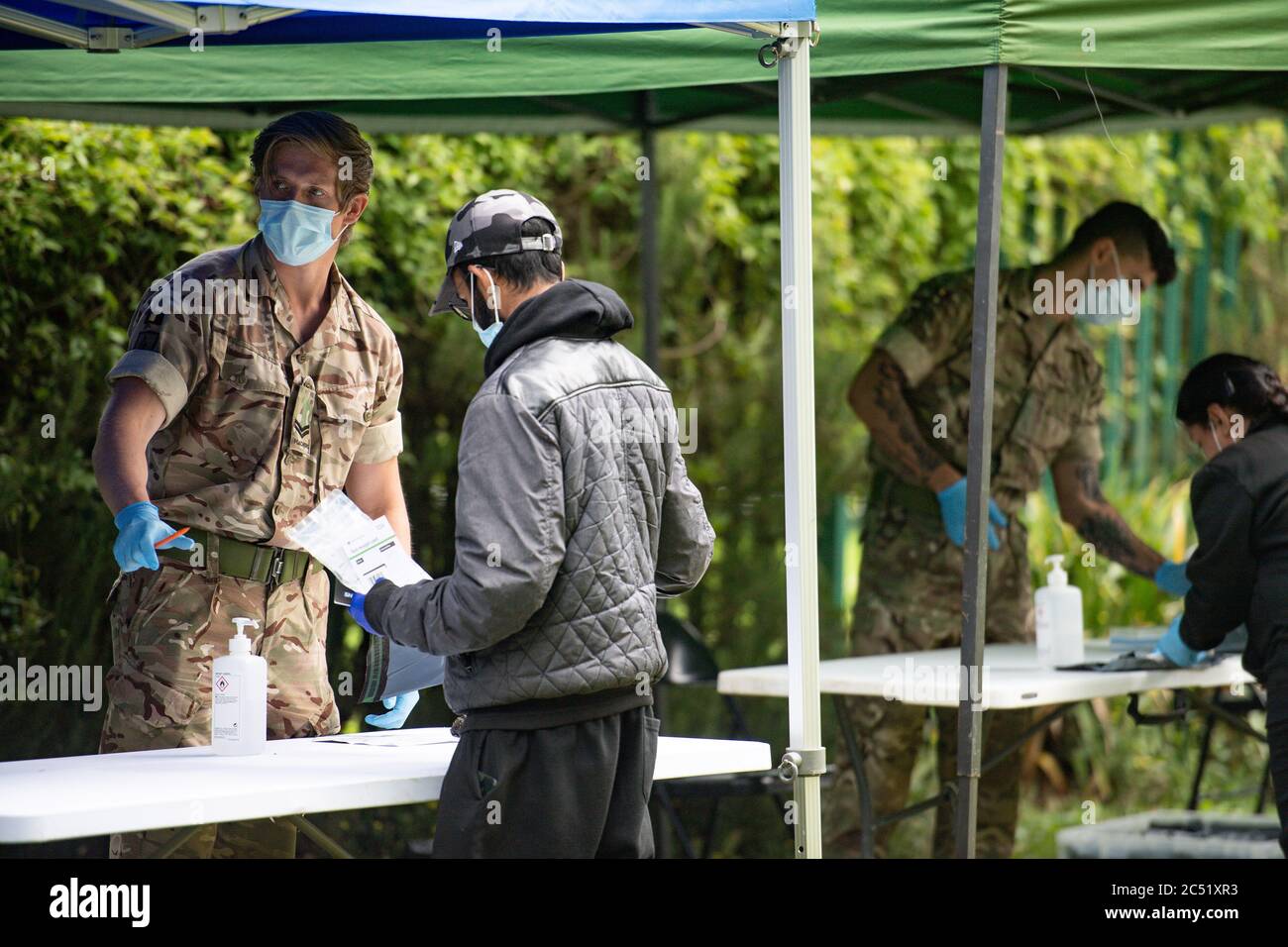 Membri dell'esercito in un centro di test Covid-19 a Spinney Hill Park a Leicester, dopo che il Segretario della Salute Matt Hancock ha imposto un blocco locale a seguito di un picco nei casi di coronavirus nella città. Foto Stock