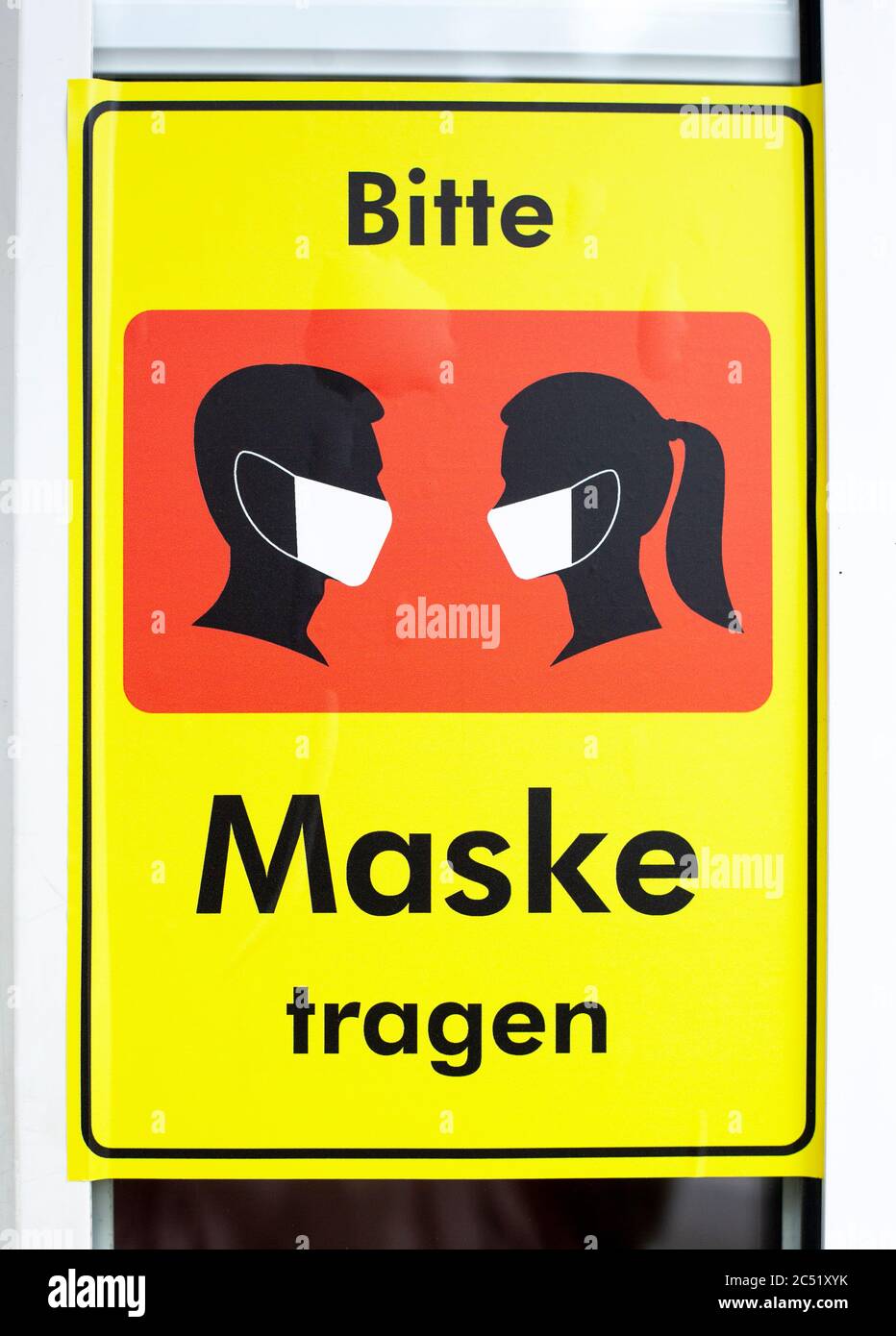 Schild Maske tragen, Maskenpflicht Weggen Coronavirus, Deutschland, Europa Foto Stock