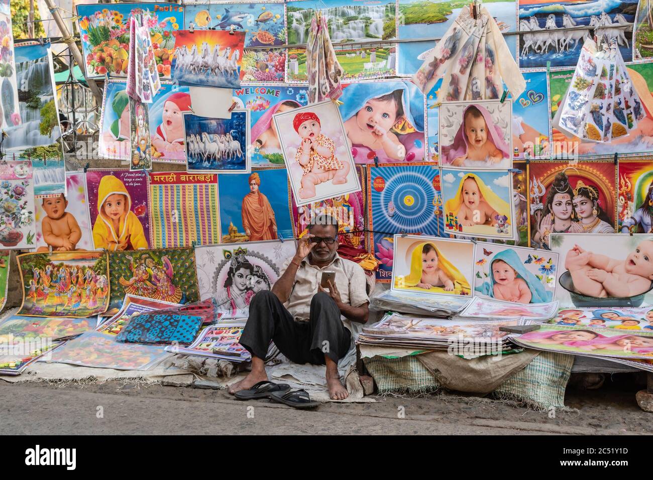Nagpur, Maharashtra, India - Marzo 2019: Ritratto di un uomo indiano che vende poster e calandre colorati per le strade della città di Nagpur. Foto Stock