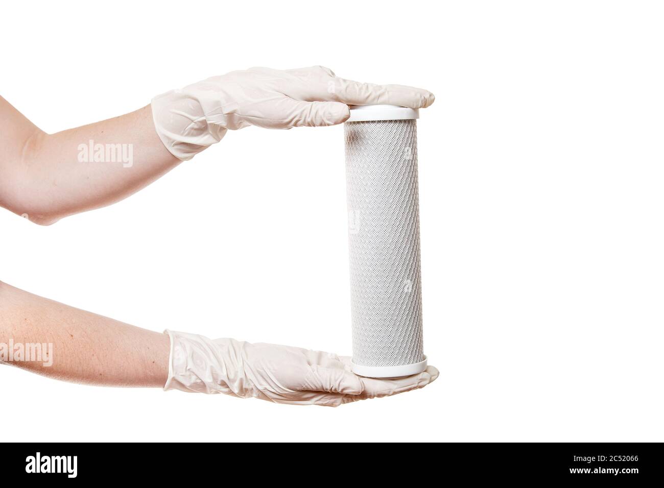 filtro a cartuccia per la purificazione dell'acqua potabile. la rete di carbonio dimostra di tenere le mani in guanti sterili isolati su uno sfondo bianco con una copia Foto Stock