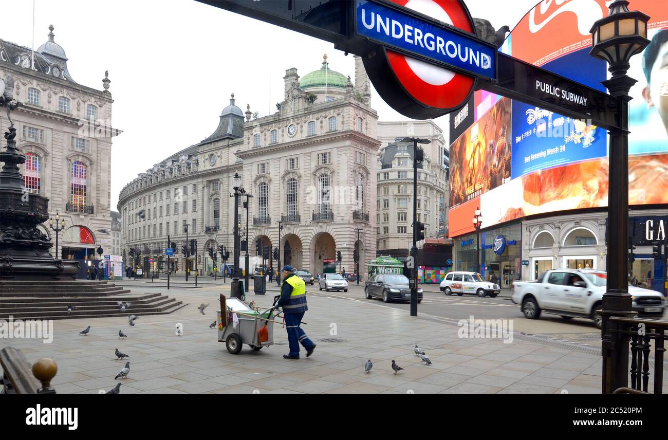 Londra, Inghilterra, Regno Unito. Piccadilly Circus, vuoto, all'inizio della crisi del Coronavirus, marzo 2020 Foto Stock