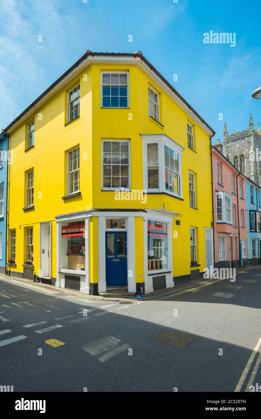 Cromer Street Norfolk, vista in estate di un negozio colorato all'angolo di Tucker Street nella cittadina costiera nord del Norfolk di Cromer, Inghilterra, Regno Unito Foto Stock