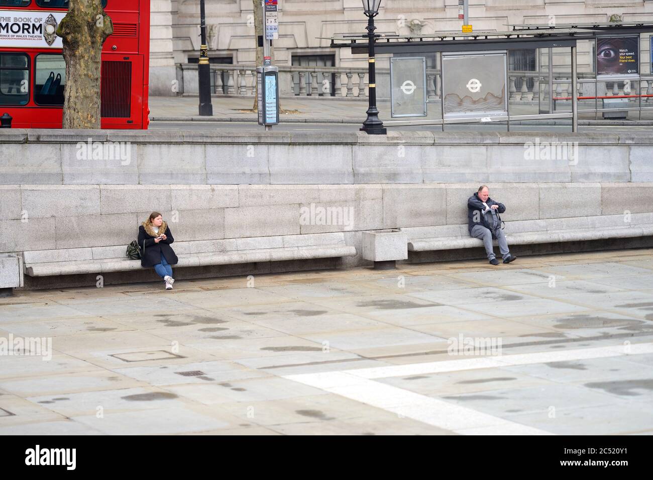 Londra, Inghilterra, Regno Unito. Trafalgar Square all'inizio della crisi del Coronavirus, marzo 2020. Distanza sociale Foto Stock
