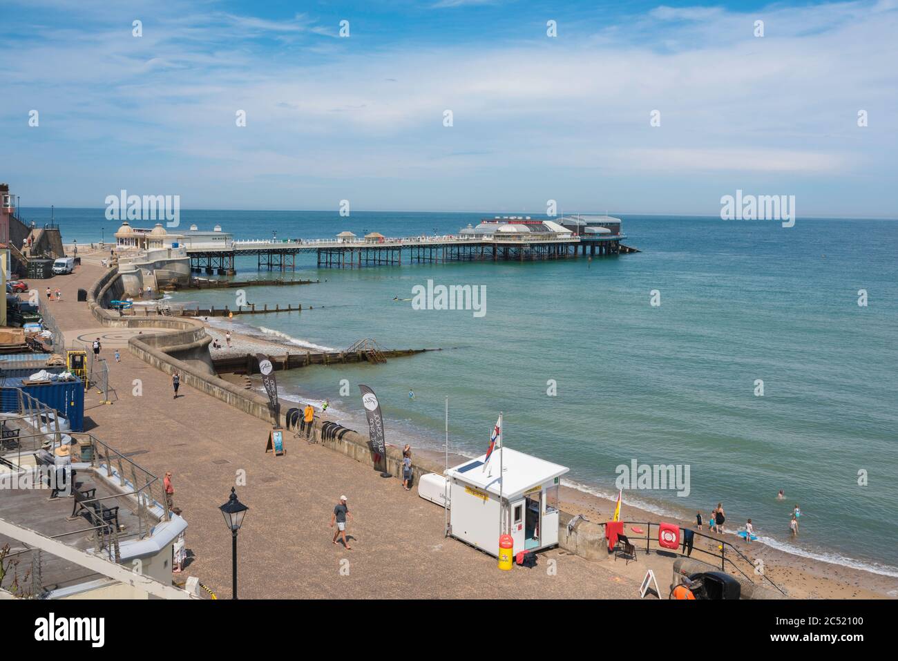 Tradizionale città di mare inglese, vista in estate della spianata e molo di epoca edoardiana nella città di mare di Cromer, Norfolk, Inghilterra, Regno Unito Foto Stock