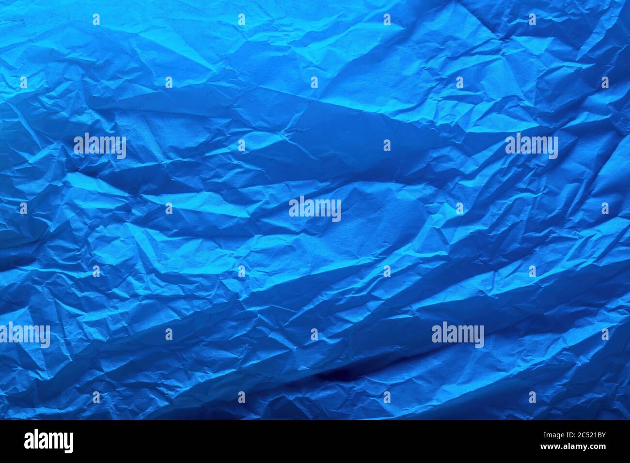 Trama della carta in blu riarricciata astratta per lo sfondo o lo sfondo Foto Stock