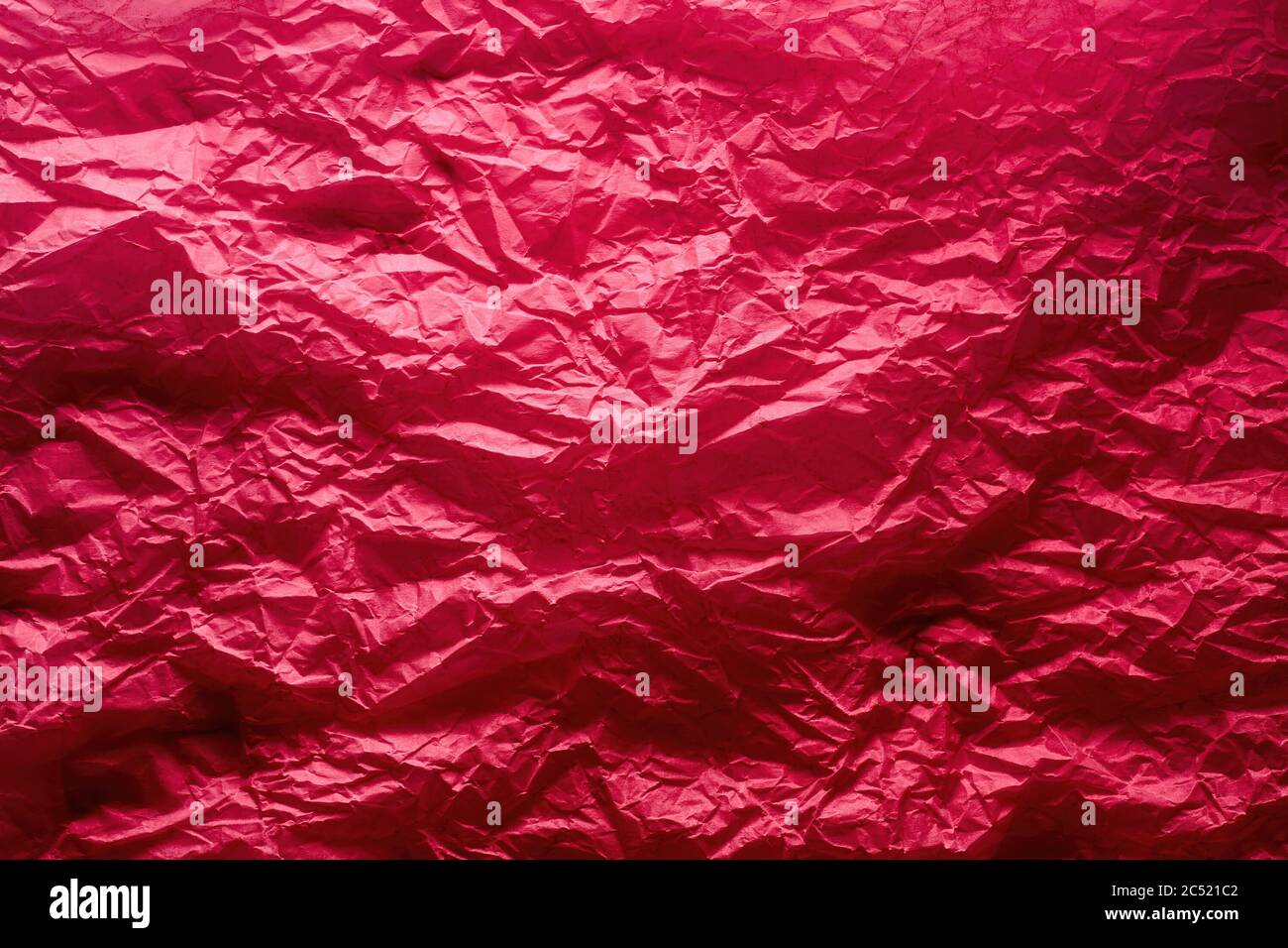 Trama della carta stropicciata rossa astratta per lo sfondo o lo sfondo Foto Stock