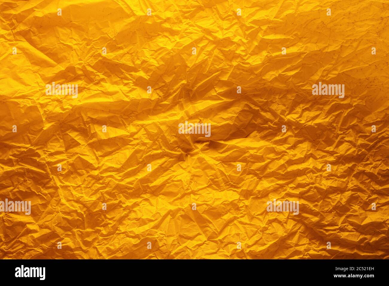 Trama della carta stropicciata gialla astratta per lo sfondo o lo sfondo Foto Stock