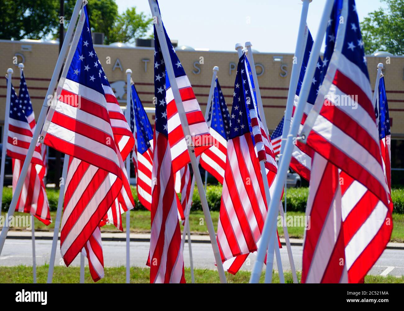 Millsboro, Delaware, U.S.A - 29 giugno 2020 - la visualizzazione delle bandiere americane sulla Route 24 Foto Stock