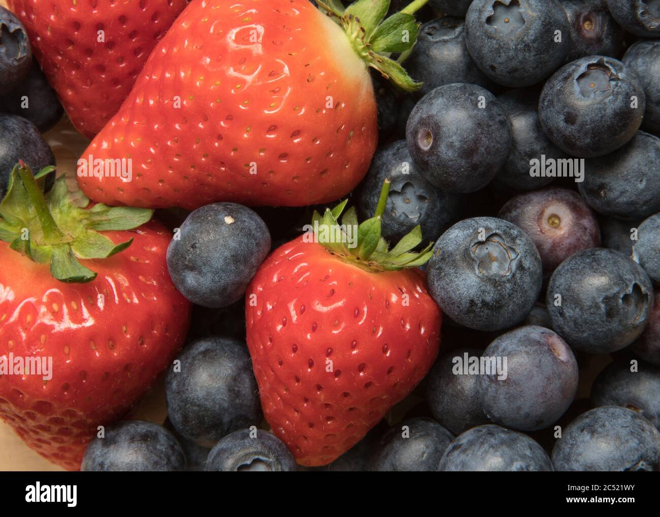 Primo piano di fragole e mirtilli mescolati insieme Foto Stock