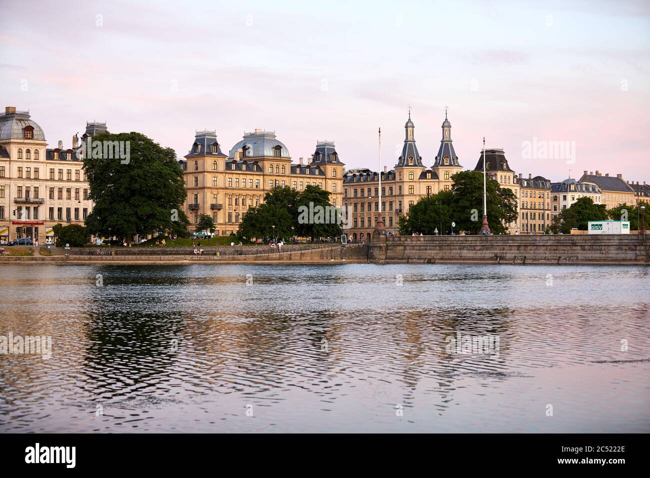 Vista su Sortedams Sø verso Søtorvet, luce serale; Copenhagen, Danimarca Foto Stock