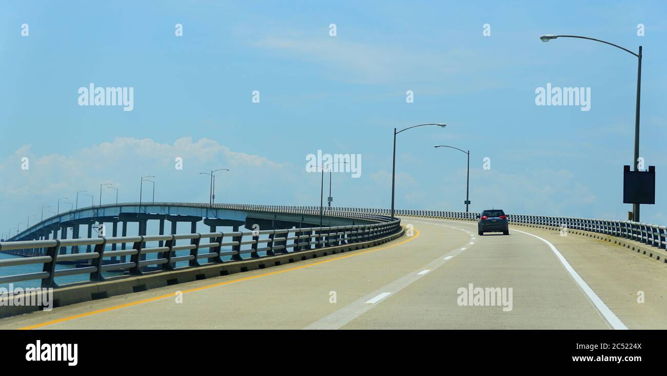 Virginia, U.S.A - 29 giugno 2020 - il traffico leggero sul tunnel del ponte di Chesapeake Bay in estate Foto Stock